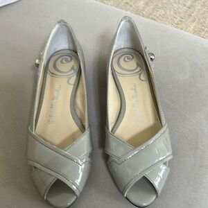 Gabriella Rocha Patent Gray Shoes  Sz 6M